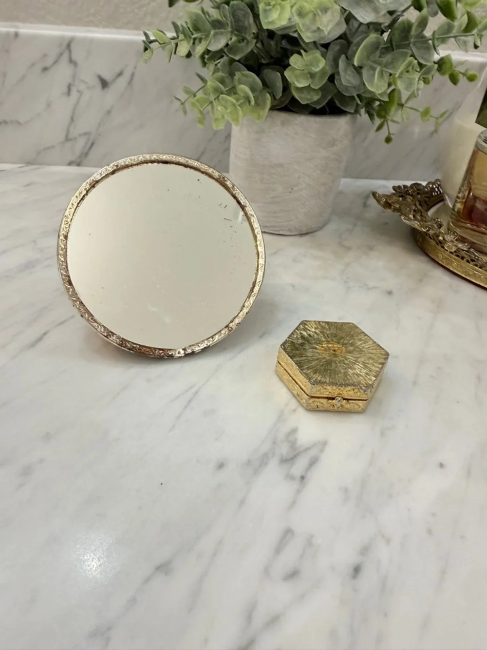 Vintage Estee Lauder Compact & Unusual Domed Mirror with Cherub - Picture 3 of 17